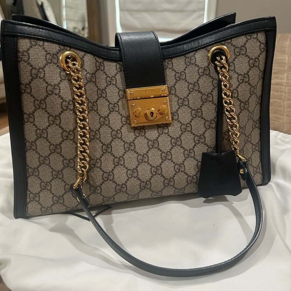 Gucci GG Supreme PADLOCK MEDIUM SHOULDER BAG with Black details